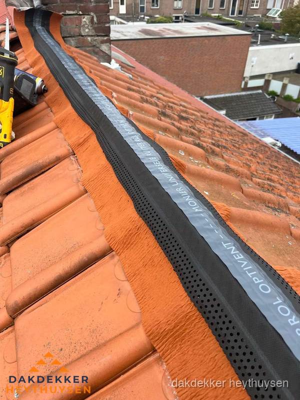 Nokventilatie installeren op hellend pannendak in Heythuysen