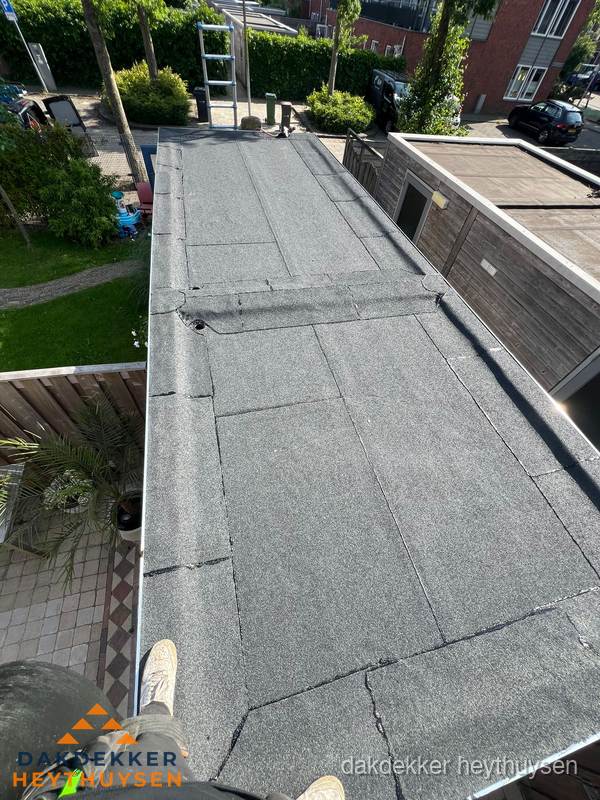 Bitumen plat dak rijtjeswoning vanuit dakdekker perspectief in Heythuysen Bitumen plat dak rijtjeswoning vanuit dakdekker perspectief in Heythuysen
