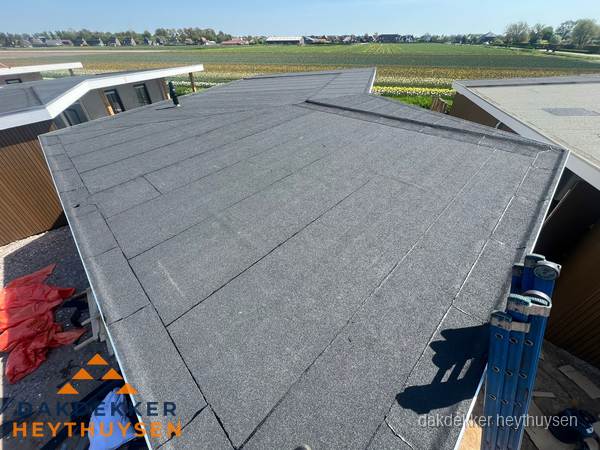Nieuw bitumen plat dak met uitzicht over landschap in Heythuysen Nieuw bitumen plat dak met uitzicht over landschap in Heythuysen