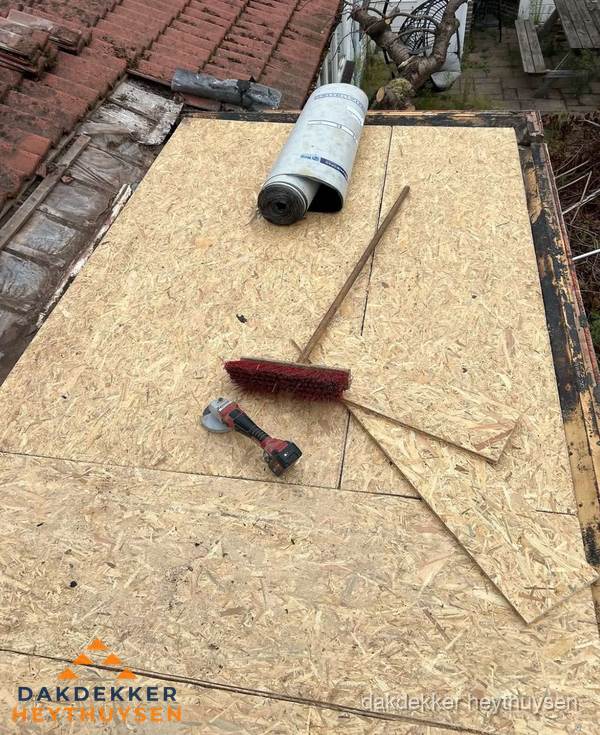 Plat dak vervangen met nieuwe OSB-ondergrond en bitumenrol in Heythuysen Plat dak vervangen met nieuwe OSB-ondergrond en bitumenrol in Heythuysen