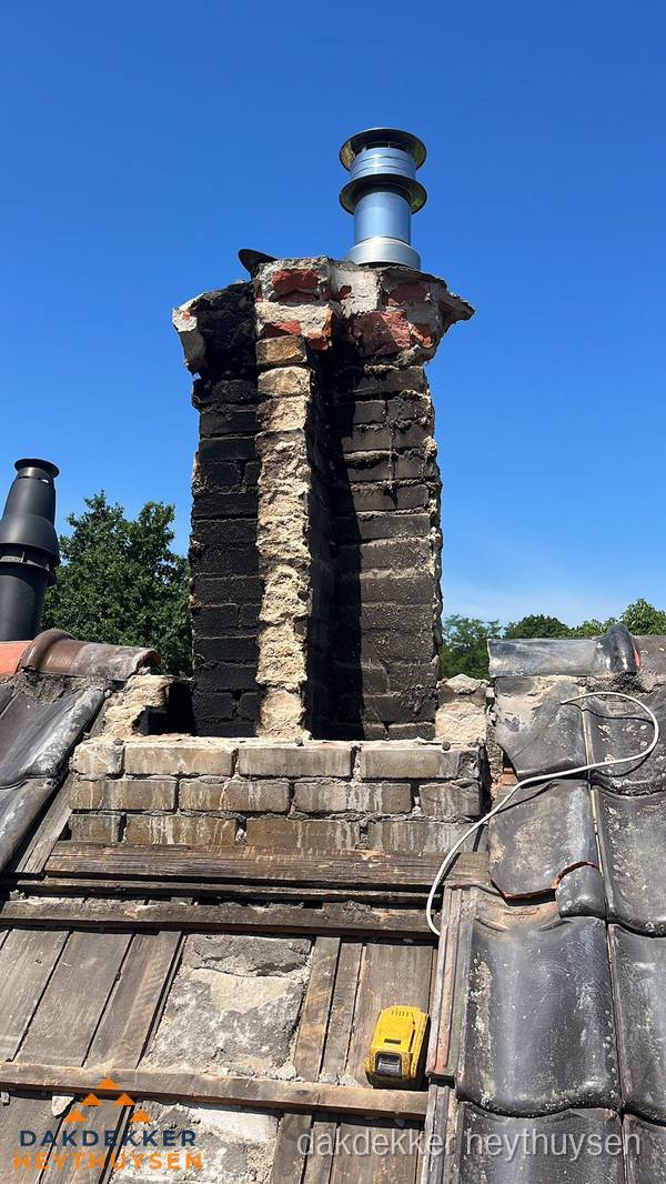 Beschadigde schoorsteen met nieuwe rookgasafvoer op oud dak in Heythuysen Beschadigde schoorsteen met nieuwe rookgasafvoer op oud dak in Heythuysen