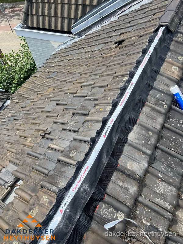 Nokvorst renovatie met Koramic nokrol op schuin pannendak in Heythuysen
