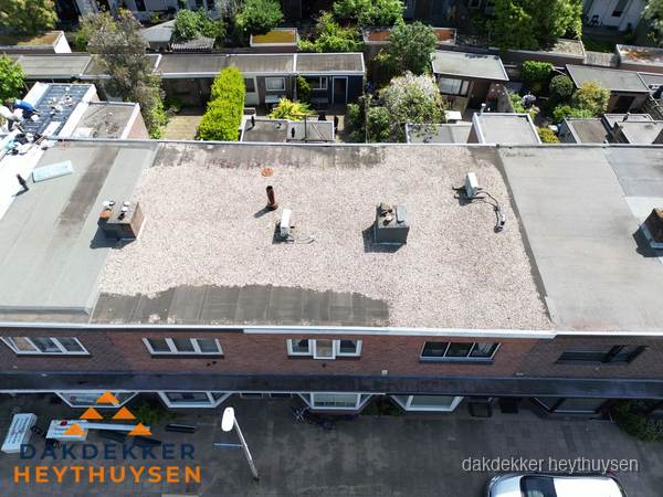 Plat dak met grindballast en dakdoorvoeren in Heythuysen