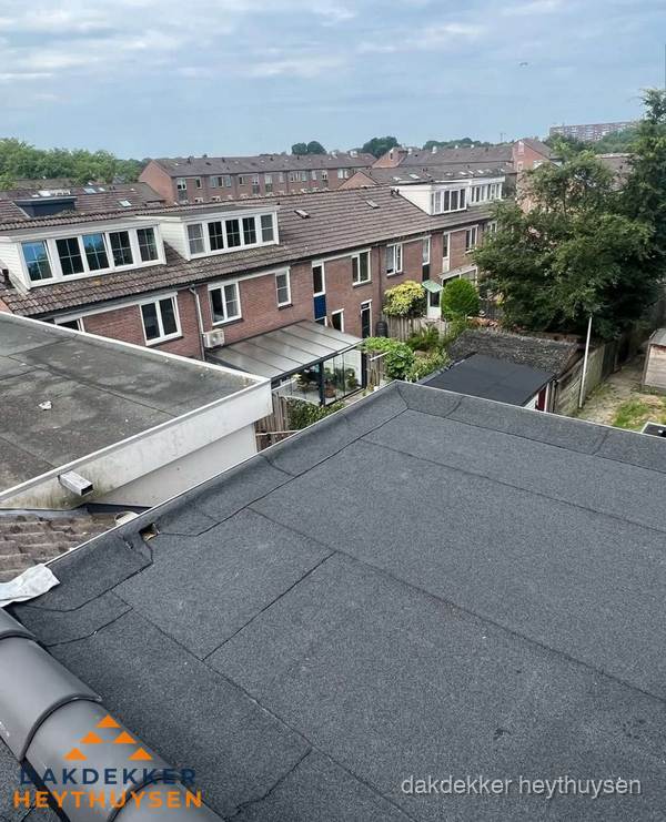 Vernieuwd plat dak met bitumen in woonwijk in Heythuysen