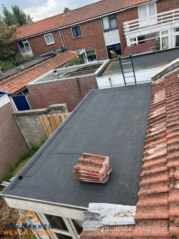 Aanbouw plat dak met reservepannen voor dakpannen vervangen in Heythuysen Aanbouw plat dak met reservepannen voor dakpannen vervangen in Heythuysen