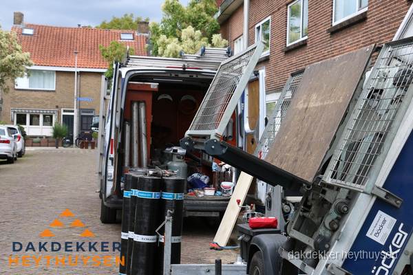 Dakdekkersbusje met materiaal en ladderlift voor dakpannen vervangen in Heythuysen Dakdekkersbusje met materiaal en ladderlift voor dakpannen vervangen in Heythuysen