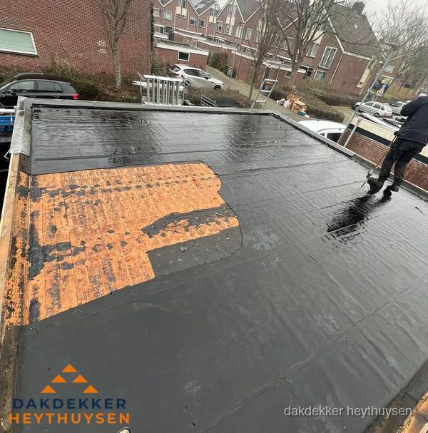 Dakdekker brengt EPDM dakbedekking aan op plat dak in Heythuysen