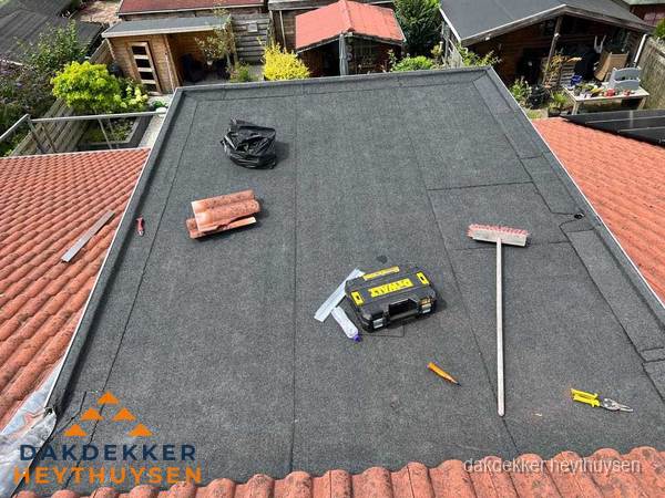 Nieuw plat dak met bitumen dakbedekking in Heythuysen Nieuw plat dak met bitumen dakbedekking in Heythuysen