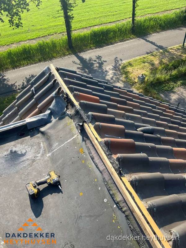 Kosten dakgoot vervangen: werkzaamheden aan dakrand in Heythuysen