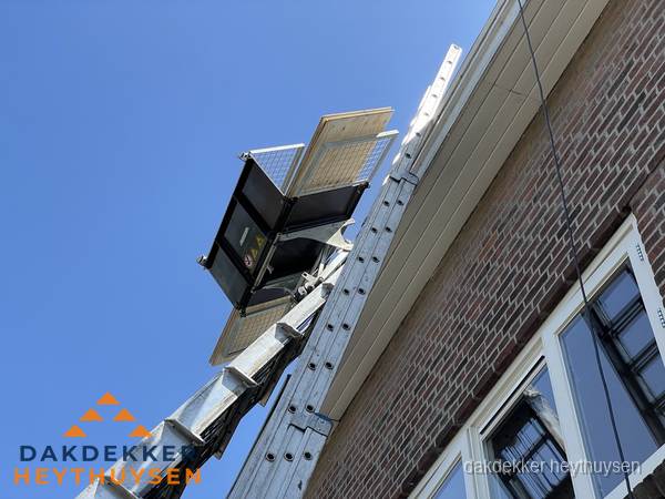 Dakgoot vervangen met dakdekkerslift in Heythuysen