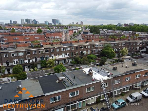 Spoed dakdekker aan het werk op plat dak in woonwijk Heythuysen Spoed dakdekker aan het werk op plat dak in woonwijk Heythuysen