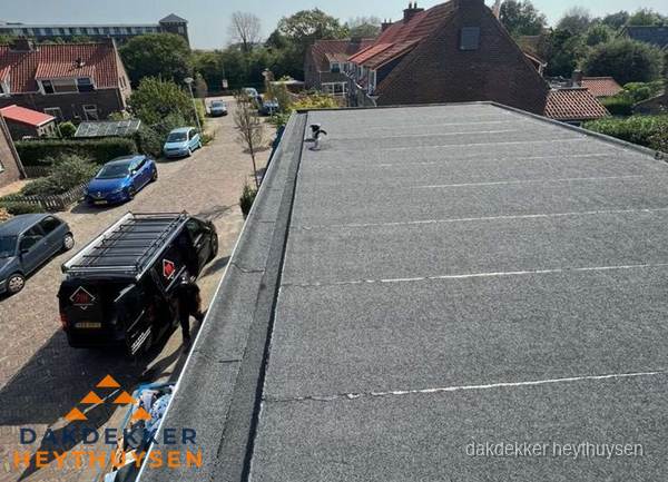 Nieuw bitumen plat dak met uitzicht over woonwijk in Heythuysen