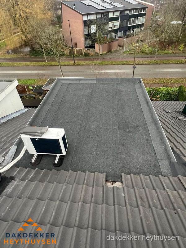 Plat dak inspectie met bitumen bedekking naast schuin pannendak in Heythuysen Plat dak inspectie met bitumen bedekking naast schuin pannendak in Heythuysen